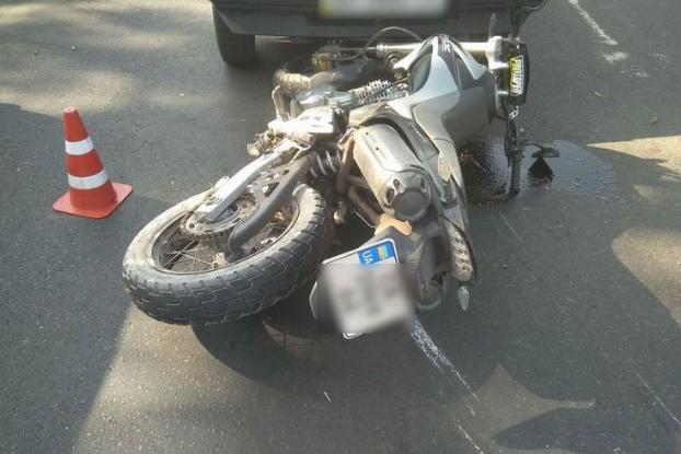 В Краматорске на пешеходном переходе мотоциклист сбил ребенка и врезался в авто