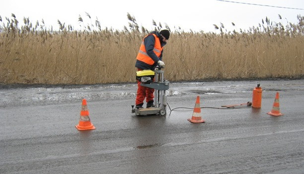 Киевские специалисты помогут восстановить аварийный участок дороги в Славянском районе
