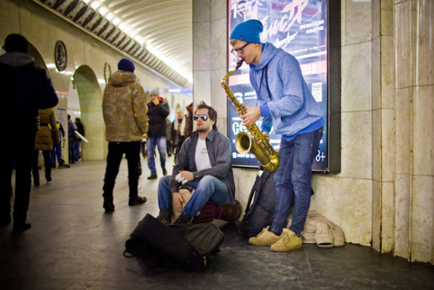 В киевском метро могут запретить петь и играть на гитаре