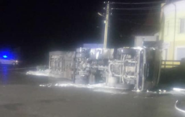 В Ивано-Франковской области перевернулся бензовоз, водитель пострадал