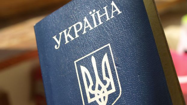 Около 9 тысяч человек в Крыму получили украинские паспорта