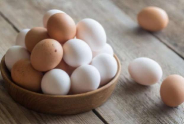 От чего зависит цвет куриных яиц и какие из них полезнее