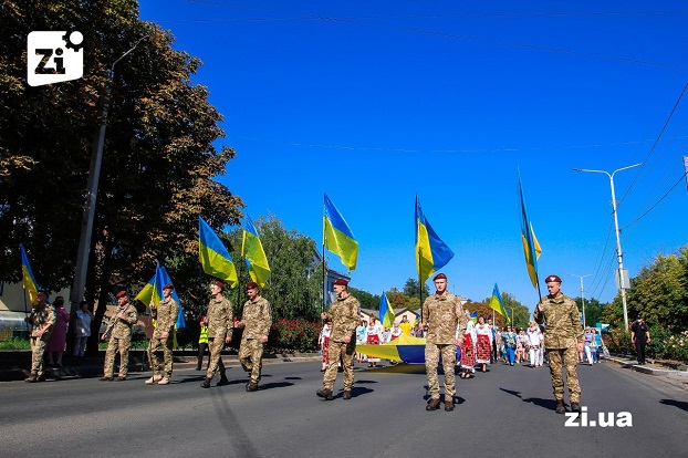 Около 300 горожан приняло участие в праздничном шествии в Константиновке