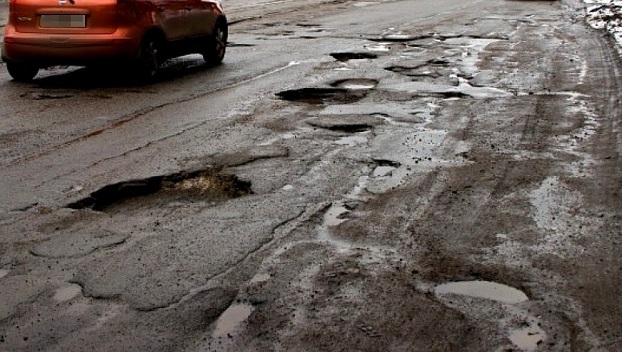 Почти все украинские дороги пребывают в непригодном состоянии
