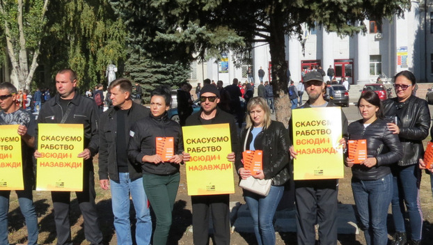 В Покровске провели шествие и флешмоб против торговли людьми