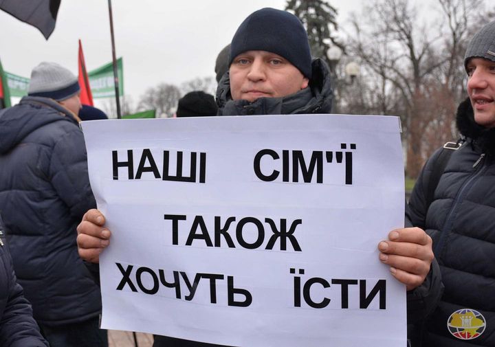 Горняки двух шахт на Донбассе продолжают акцию протеста