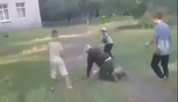 В Мирнограде агрессивные подростки на улице избили старика