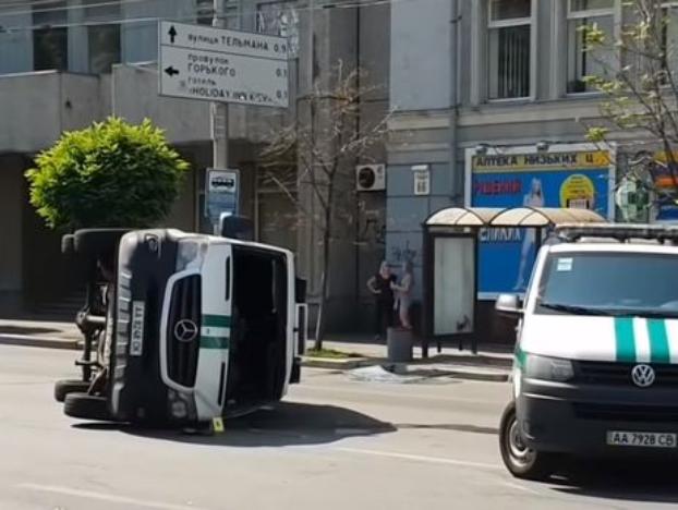 ДТП в Киеве с инкассаторским авто