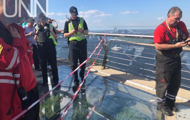 В Киеве треснул новый стеклянный мост