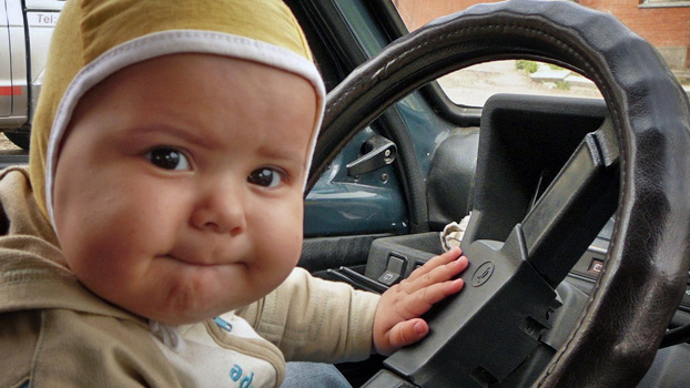 ВНИМАНИЕ: Тяжелый грузовик в руках ребенка - это не игрушка
