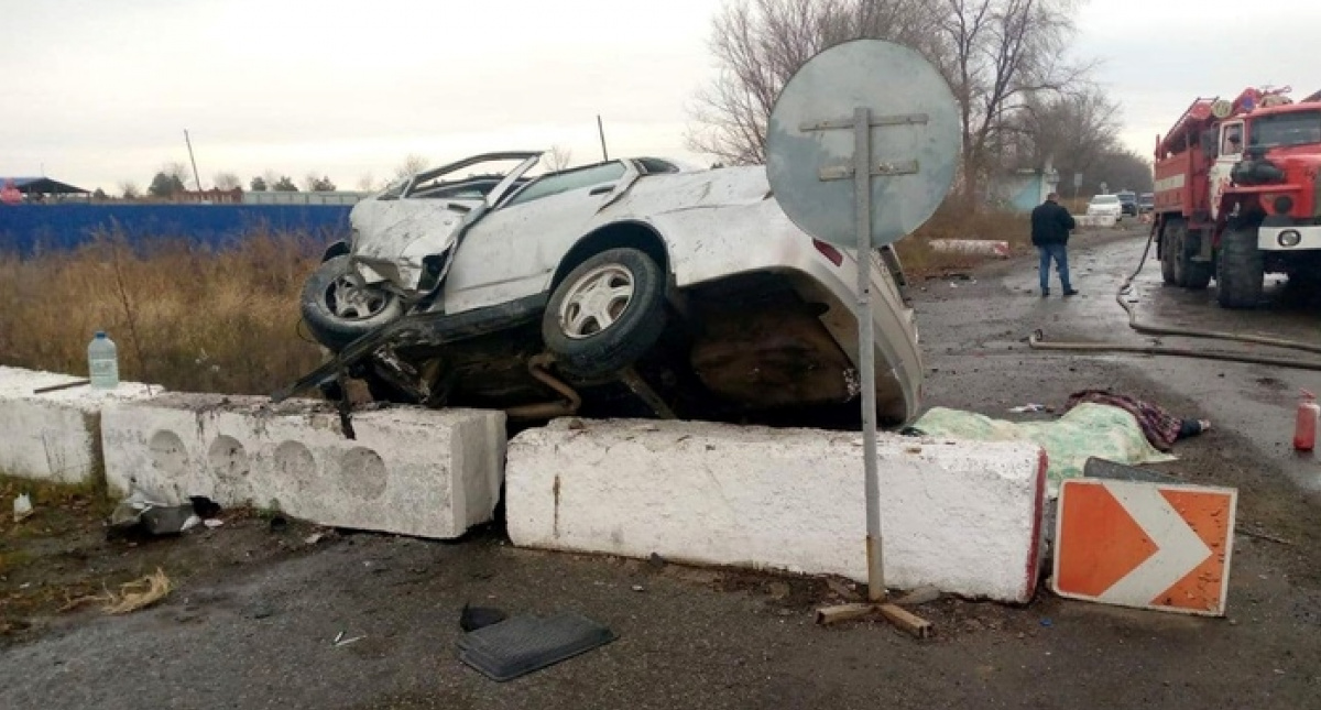 На блокпосту под Луганском перевернулся автомобиль, есть погибшие
