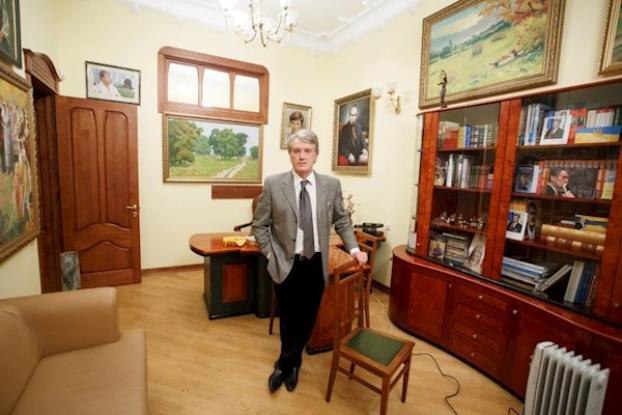 «Комната памяти себя»: Ющенко высмеяли за массу портретов