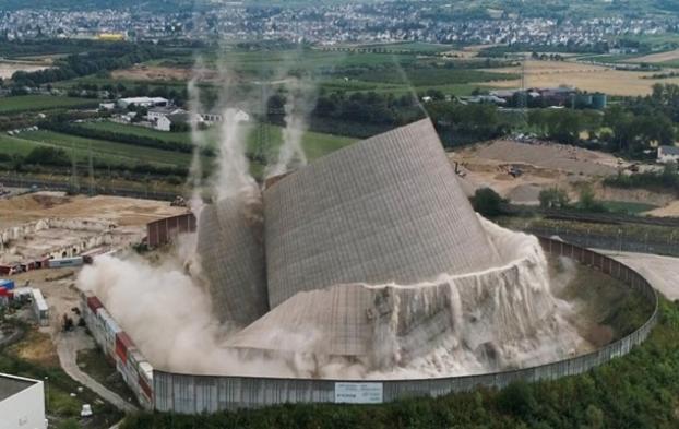 В Германии взрывом снесли башню на атомной электростанции