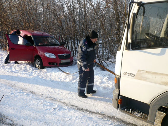 Освободить авто из снежного плена краматорчанину помогли силовики 