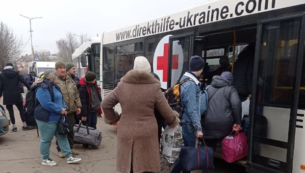 З Костянтинівки і Краматорська виїжджають, а в Слов'янськ повертаються: Поліція про евакуацію