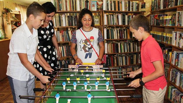 Школьникам Покровска прививают любовь к чтению с помощью настольного футбола