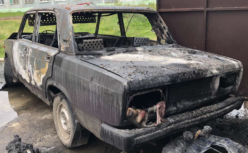 В Константиновке горел легковой автомобиль: Пострадал мужчина