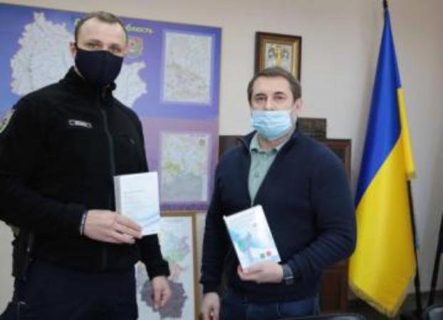 Глава Луганщины подарил патрульным три бесконтактных термометра