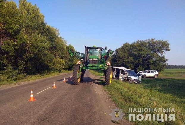 На Донбассе трактор-опрыскиватель столкнулся с легковым автомобилем, есть пострадавшие