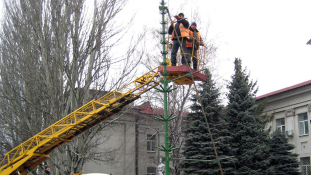 В Красноармейске начали монтаж главной елки