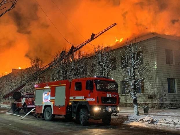 В заброшенном здании в Мирнограде произошел пожар. спасатели его ликвидировали