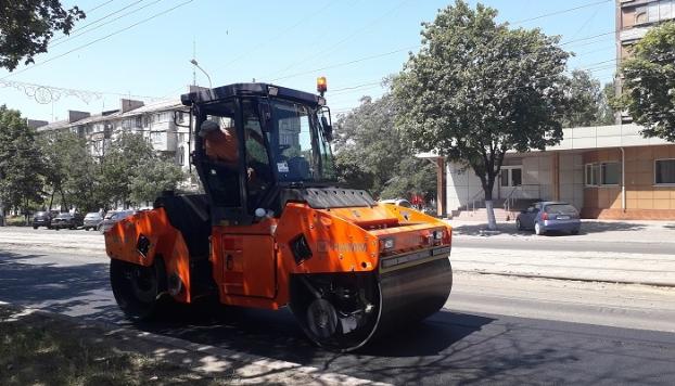 В Мариуполе опробовали новую спецтехнику для ремонта дорог