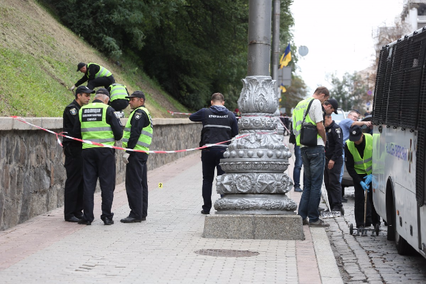 Неизвестные бросили взрывчатку из Мариинского парка в прохожих: в полиции рассказали о взрыве в центре Киева
