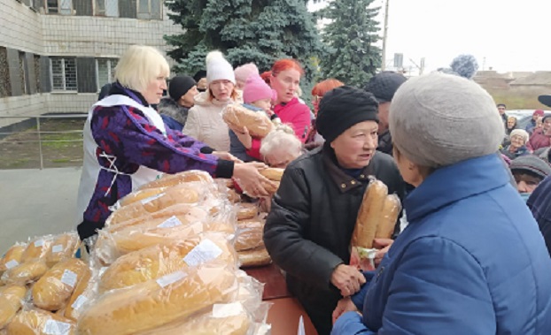 В Константиновке изменилось время выдачи бесплатного хлеба