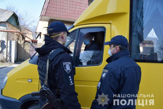 В Покровске полицейские составляют админпротоколы о нарушениях правил карантина