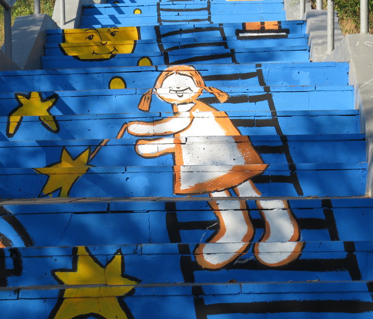 Активисты разрисовали ступеньки к морю в Мариуполе
