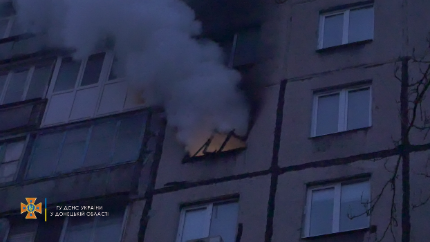В Мариуполе горела жилая квартира в многоэтажке — видео
