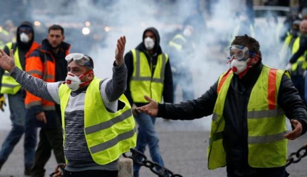 В Париже произошло столкновение полиции и «желтых жилетов»