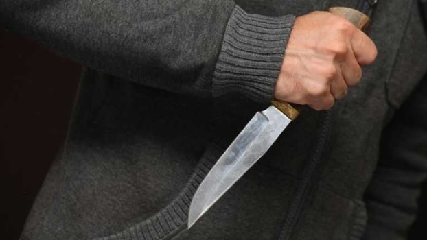 В Бахмуте мужчина нанес своему знакомому 60 ударов ножом