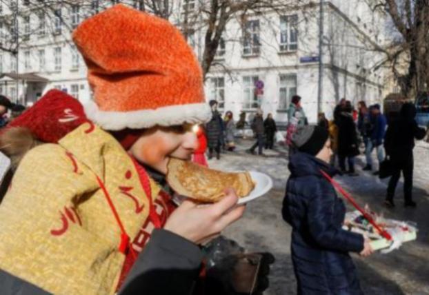 Масленица в России: во Владимире внезапно умер победитель конкурса по поеданию блинов