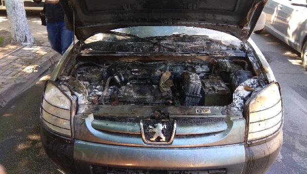 В Мариуполе во время движения загорелся автомобиль 