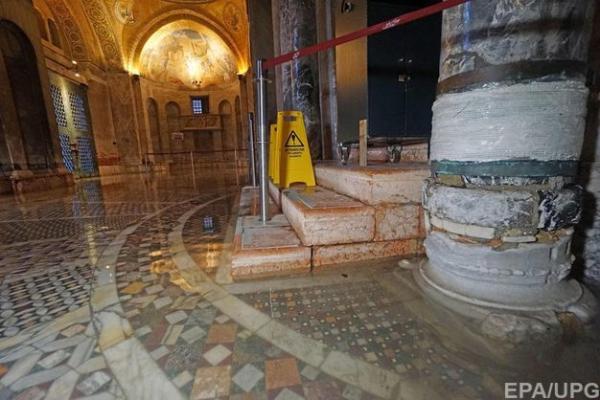 В Венеции наводнение повредило тысячелетний собор святого Марка 
