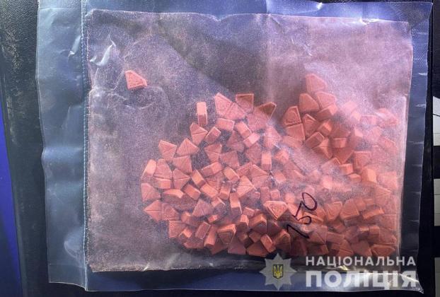 В Донецкую область поставляли наркотики в виде розовых кристаллов