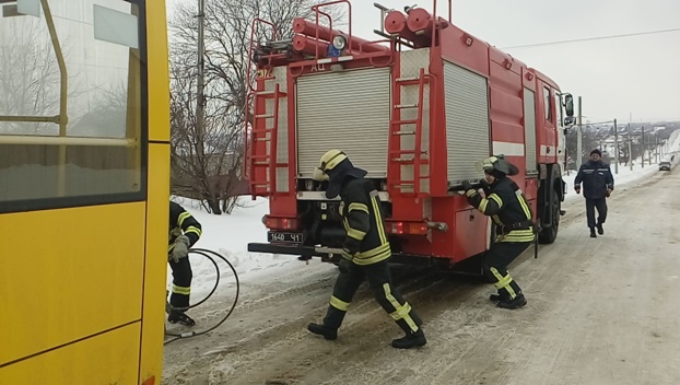 В Краматорске в снежной ловушке оказались грузовой автомобиль и автобус
