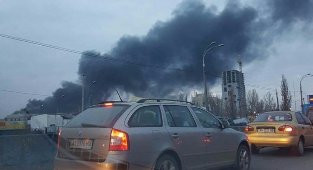 В Киеве произошел крупный пожар на складе магазина «Агромат»