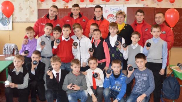 Игроки ХК «Донбасс» поздравили детей с открытием спорт-класса