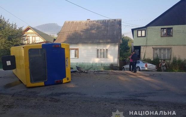 На Закарпатье столкнулись автобус и легковушка: 10 пострадавших