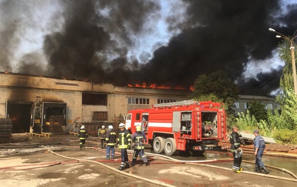 Пожар на складе картонного комбината в Житомире: пожарные рассказали подробности