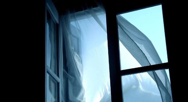 В Мариуполе 80-летняя старушка выпрыгнула из окна
