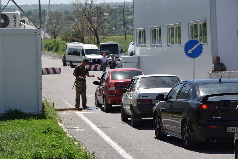 В правительстве хотят ввести электронную очередь для пересекающих КПВВ на Донбассе