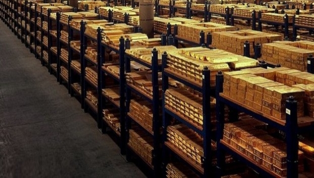 Почему украинцы не спешат нести в банки золото?