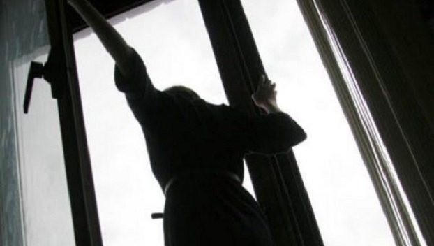 В Харькове женщина поссорилась с мужем и выпрыгнула в окно 
