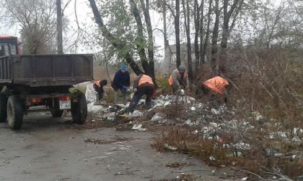 Коммунальщики Константиновки вывозят стихийные свалки с территории громады
