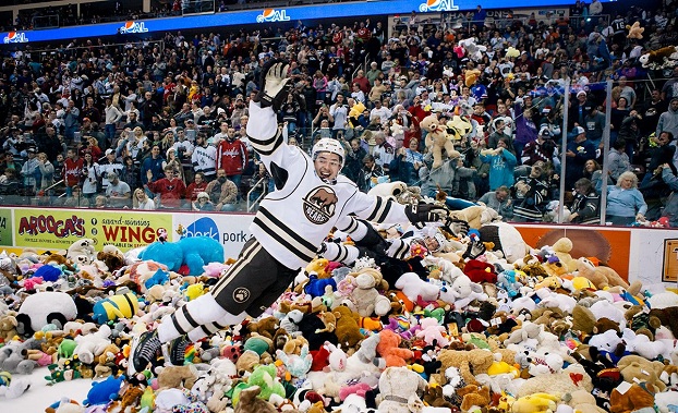 «Плюшевое безумие»: в США хоккейные болельщики выбросили на лед более 34 тысяч мягких игрушек