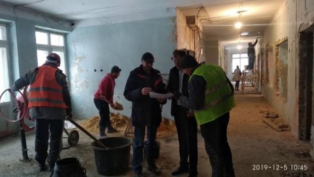 В  Курахово продолжается  капитальный ремонт инфекционного отделения  городской больницы