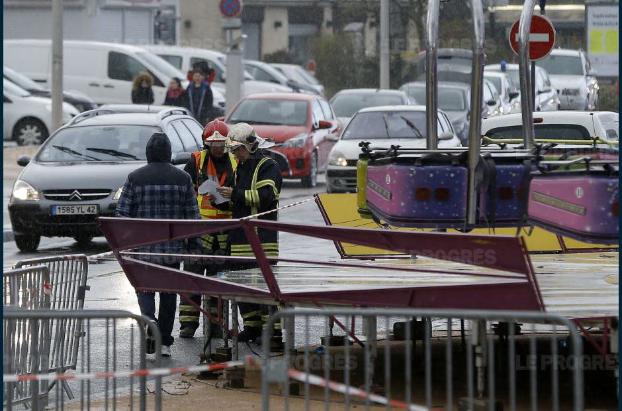 Во Франции упала карусель: есть жертвы